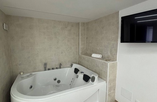 Nettuno Bed & Breakfast | At 100 mt from the sea and train station, rooms with all amenities
