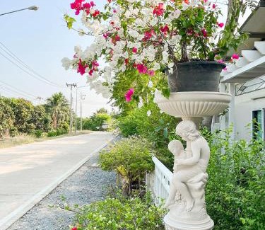 Sam Phran Bed & Breakfast | At home