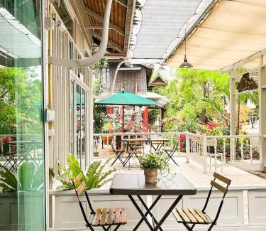 Sam Phran Bed & Breakfast | At home