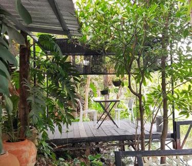 Sam Phran Bed & Breakfast | At home