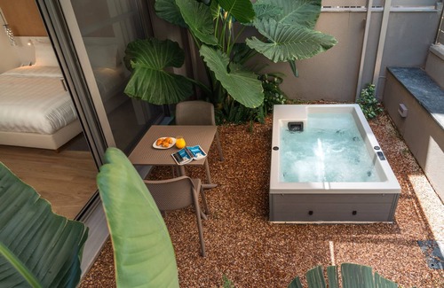 Kallithea Apartment | Athens Hill - Garden Apartment with Hot Tub