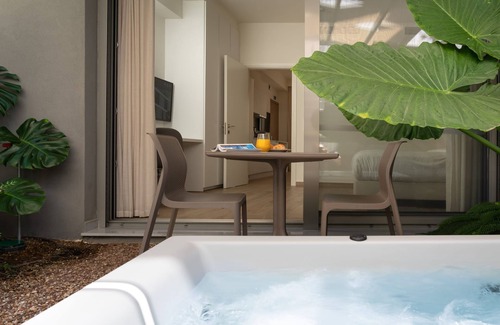 Kallithea Apartment | Athens Hill - Garden Apartment with Hot Tub