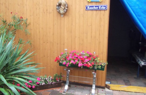 Dannstadt-Schauernheim House | Attic apartment with open entablature