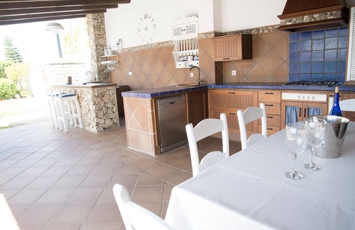 Chiclana de la Frontera Ski Chalet | Attractive villa with spacious outdoor pool and large private area