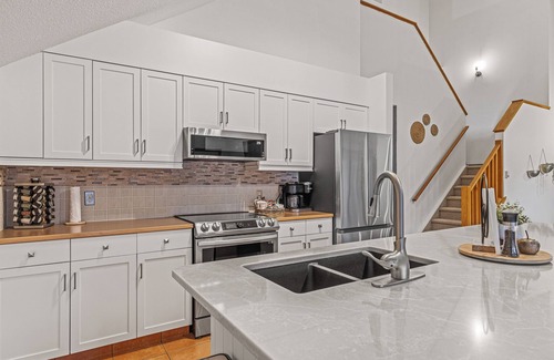 Canmore Apartment | Attractive Downtown Loft | Sleeps 6 | Hot Tub & Mountains Views!