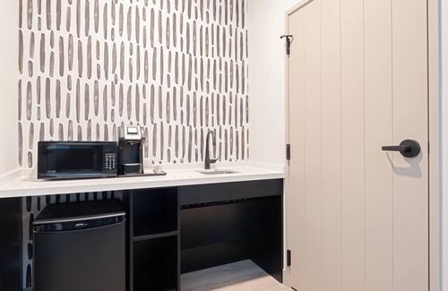 Waldron Hotel | Atwell Suites Kansas City Airport by IHG