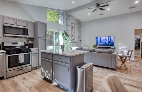 Franklin Park House | ATX, Hot Tub, 5 Beds 2 Bath, Pets, BBQ, Backyard