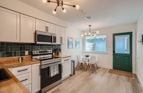 Sweetbriar House | ATX Jukebox | Jacuzzi | Shuffleboard | Fire Pit