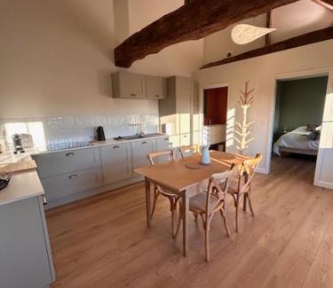 Meursault Villa | Au 8 à Meursault, Magnifique maison Bourguignonne au pied des vignes, jardin, places de parking privée