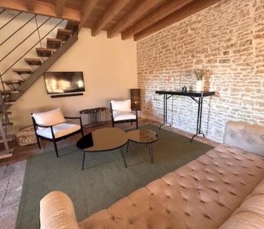 Meursault Villa | Au 8 à Meursault, Magnifique maison Bourguignonne au pied des vignes, jardin, places de parking privée