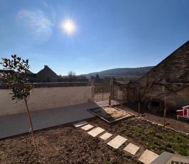 Meursault Villa | Au 8 à Meursault, Magnifique maison Bourguignonne au pied des vignes, jardin, places de parking privée