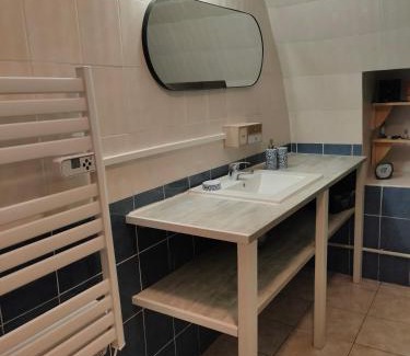 Sommieres House | Au coeur de la vieille ville, Chambre privée indépendante