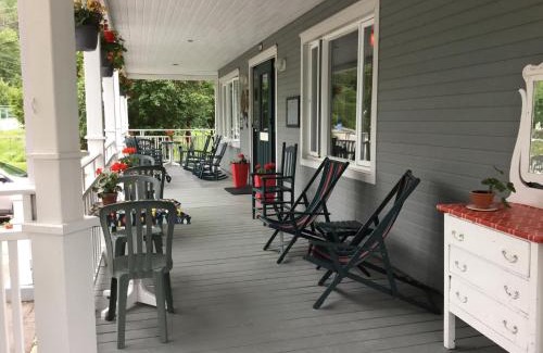Saint-Joseph-de-la-Rive Hotel | Auberge Beausejour