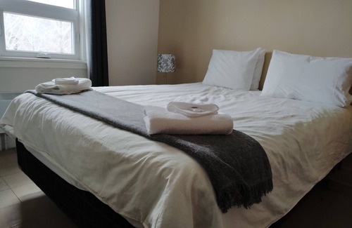 Cap-aux-Os Hotel | Auberge La Petite École de Forillon