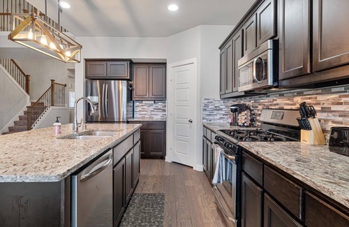 Aubrey House | Aubrey Escape w/Fenced Backyard by StayLage