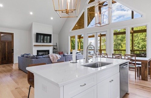 Dadeville House | Auburn Game Days! Newly built Home with Hot Tub, Fire Pit, King Beds, Sleeps 12!