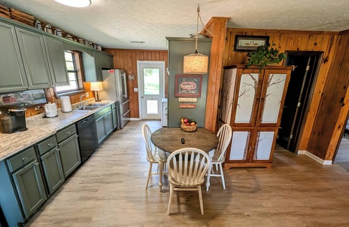 Auburn Cabin | Auburn University Private Waterfront Getaway w/WiFi