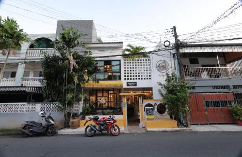 Talat Yai House | Auntie & Niece PHUKET