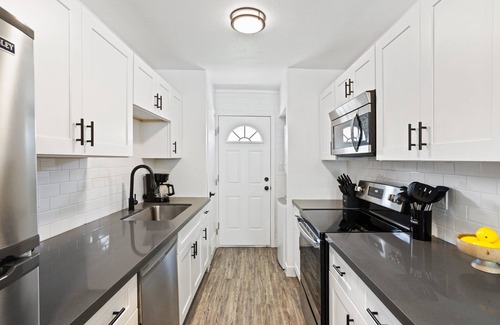 Entertainment District House | Aura-2 Units-Next to the Entertainment District