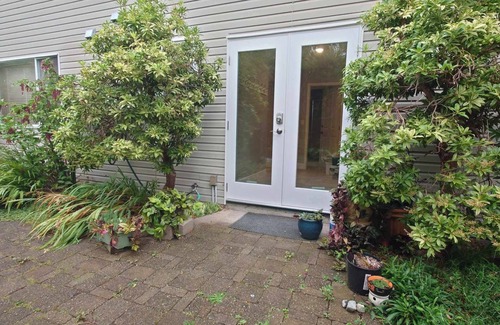 Gibsons House | Aura Garden: Cozy Retreat 5 minutes from the heart of lower Gibsons and trails.