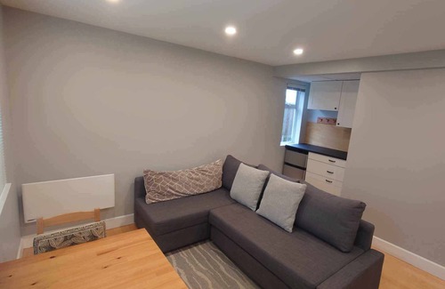 Gibsons House | Aura Garden: Cozy Retreat 5 minutes from the heart of lower Gibsons and trails.