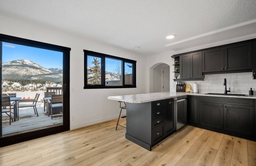 East Kootenay Apartment | Aurora | Game Room | Hot Tub | Mountain/Lake Views