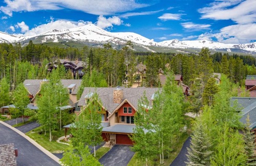 Four O'Clock House | Aussie Elegance at Slopeside