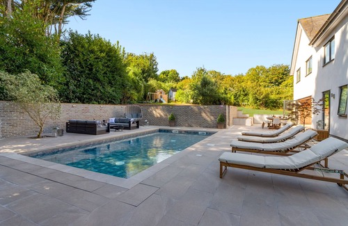 Torquay Cottage | Austiger House - a house that sleeps 8 guests in 4 bedrooms