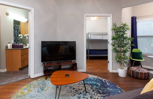 West Campus Apartment | ♫ Austin Condo Downtown w/ Pool