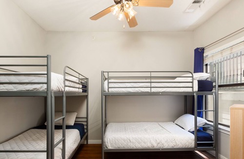 West Campus Apartment | ♫ Austin Condo Downtown w/ Pool