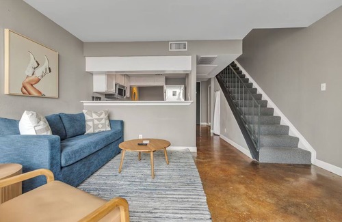 Downtown Austin Apartment | Austin Downtown Living | Remote-Work Setup | Near Restaurants + Bars