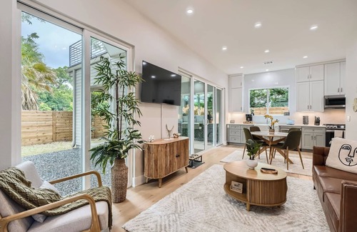 Govalle House | Austin Retreat on a Creek. Walkable. Free Parking