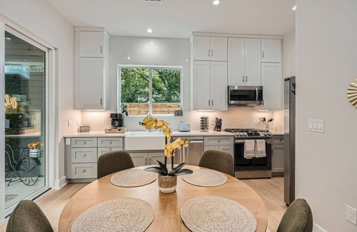 Govalle House | Austin Retreat on a Creek. Walkable. Free Parking