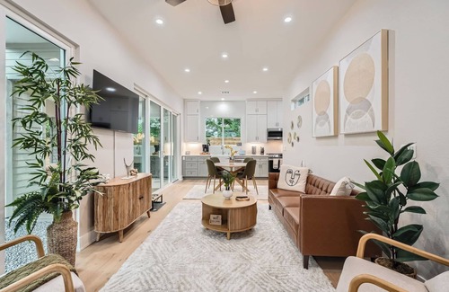 Govalle House | Austin Retreat on a Creek. Walkable. Free Parking