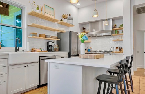 Swede Hill House | Austin Summer Retreat l All King Beds l Private Yard l Centrally Located