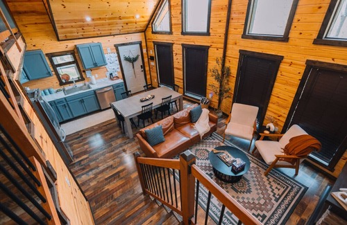 Campton Cabin | Autumn Colors | Family Cabin | Hot Tub | Kid Games