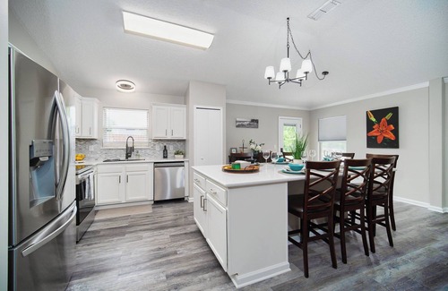Arlington House | ~Autumn Oasis Sleeps 8 Heated Pool & Spa~