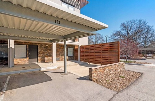 Prairie Village Apartment | Autumn Seas 1 BR Free parking Wi-Fi and Gym access