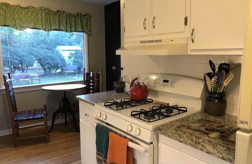 Central Colorado Springs House | Available again Nov 2024! - #StayArtsyCOS adorable downtown home, dog-friendly