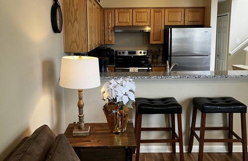 Glenwood Grove - North Iris Condo | ❤Available for Christmas/New Years. Top VRBO Amazing Executive Home - Three Bed