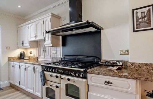 Porthcawl House | Avalon - Four Bedroom House, Sleeps 8