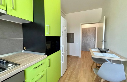 Tractorul Apartment | Aventurescu Studio near Coresi Netflix and Parking