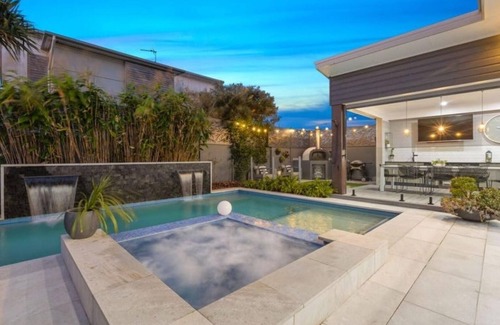 Kingscliff House | Avoca Beach Retreat- Entertainers delight in the heart of Kingscliff Salt Village