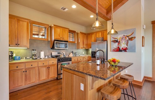 Leander Cottage | Awesome Cottage in The Hollows Resort, Hiking Trails, 4 Pools, Hill Country View!