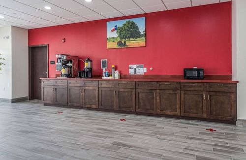 Katy Hotel | Awesome Find! Near Typhoon Texas Waterpark, FREE Parking, FREE Breakfast!