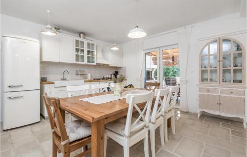 Ribarica House | Awesome Home In Cesarica With Sauna