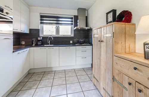 Wemeldinge House | Awesome home in Wemeldinge with kitchen