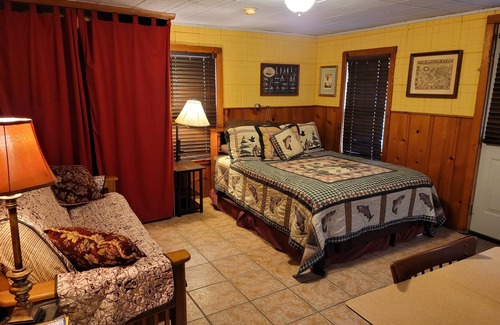 Tia Juana Cabin | AWESOME night's sleep. S Grand Lake. E of Disney 1 mile. Quiet location. Pets ok