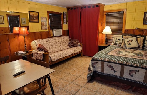 Tia Juana Cabin | AWESOME night's sleep. S Grand Lake. E of Disney 1 mile. Quiet location. Pets ok