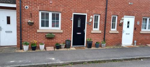 Aylesbury House | Aylesbury Lovely Double and Single Bedroom with Guest only Bathroom